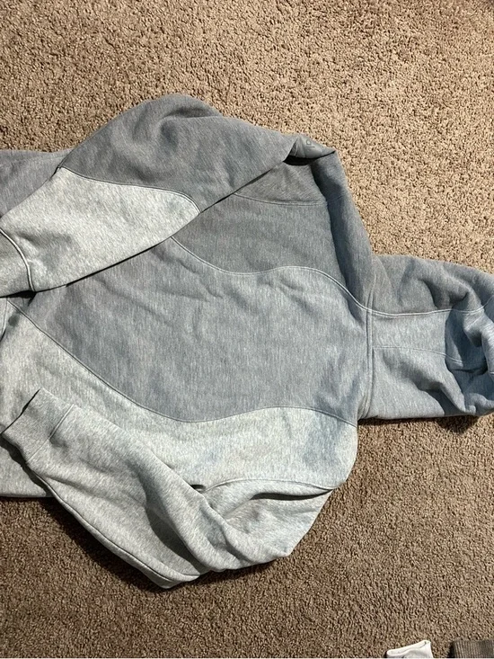 ALO Yoga Gray Wave Panel Hoodie - Light & Heather Gray - Picture 2 of 2